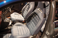 ブルーレザーを用いたシートが装備される「アバルト695Cリヴァーレ」。