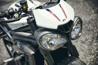 2眼タイプのヘッドランプと小ぶりなメーターバイザーは、「スピードトリプル」の特徴的なディテールだ。