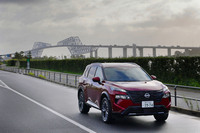 2000年に誕生して以来、世界的な人気を博してきた日産のSUV「エクストレイル」。最新世代は、歴代モデルに共通するタフさに加え上質感もあわせ持つ一台となっている。