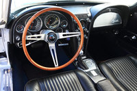 左右対称のダッシュボード形状が特徴的なインテリア。サイドブレーキはレバーではなく、T字形のシャフト式である。