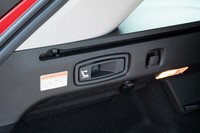 後席の背もたれは荷室のサイドにあるリリースレバーで倒すことができる。