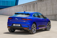 「ジャガーIペース」のリアビュー。横長のリアコンビランプや、バンパーに設けられたナンバープレートとの位置関係などに注目。