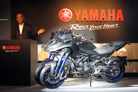 「ナイケン」およびヤマハのLMW技術について説明する、ヤマハ発動機の日高祥博社長。