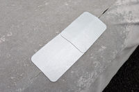 裂け目をホームセンターの粘着テープで補修するの図。しかし、すでに生地表面がぼろぼろになっていたため、あまり効果はなかった……。