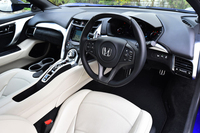 運転席まわりの様子。真円でないステアリングホイールは、握りやすさを優先して、リムの太さも不均等になっている。