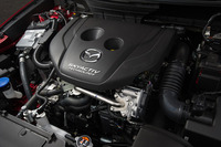 エンジンについては静粛性を高めるため、既存の「ナチュラルサウンドスムーザー」に加え、燃料の噴射タイミングを調整してノック音の発生を抑える「ナチュラルサウンド周波数コントロール」を採用した。