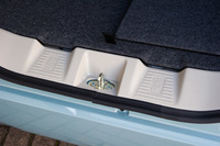 荷室の開口部の下端には、自転車を積むときにガイドとなる、スリットが設けられている。