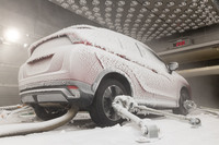 取材日は雪の実験をしていたが、同じ部屋で＋55℃の猛暑やゲリラ豪雨のようなシチュエーションも再現できる。