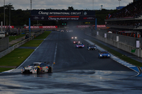 GT500クラスのスタートシーン。路面がぬれた状態で、戦いの火ぶたが切られた。