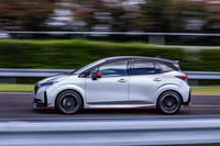 フロントで36％、リアで25％バネ定数をアップしたスプリングや、モノチューブ式リアショックアブソーバーで足まわりを強化。ESPアシストマップは「NISMO」の専用チューンとなり、感性に訴えるハンドリングを実現したという。