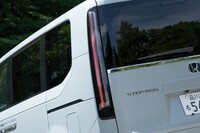 縦長のリアコンビランプは初代を思い起こさせるデザイン要素だ。