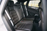 前席同様、上質なレザーで仕立てられたシート。ヒーターはオプションとして選択できる。