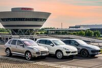 渕野「初代（写真向かって左）や2代目（同中央）はそうでもないんですけど、3代目（同右）は抜群にプロポーションがよくなったんですよねぇ。……て、あれ？」　
	清水「なんでこの写真、3台目だけ『カイエン クーペ』なの？」　
	ほった「スイマセン。これ以外に3代そろい踏みの写真が見つからなくって」