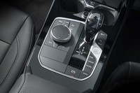 トランスミッションは8段のトルコン式AT。セレクターのまわりにはドライブモードセレクターなどが整然とレイアウトされている。