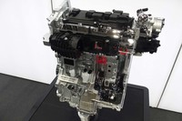 世界初の量産型可変圧縮比ターボエンジン「VCターボ」のカットモデル。