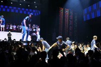 会場の真ん中につくられた土俵の上で四股を踏む、F1ドライバーたち。初めての体験に苦戦しつつも、笑顔で楽しんでいた。