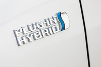 プラグインハイブリッド車というとエコカーのイメージが強いがトヨタは「RAV4 PHV」について、「プラグインハイブリッドシステムの潜在能力を生かして、さらなる『Fun to Drive』を追求したモデル」と説明。電動パワートレインならではの走りも楽しめるモデルとして訴求している。
