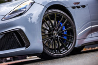 今回の試乗車は、フロントが20インチ、リアが21インチとなるグロッシーブラック仕上げの「ペガソ」鍛造ホイールを装着していた。ブルーのブレーキキャリパーは7万円の有償オプションとなるアイテム。