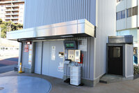 「レヴォーグ レイバック」の全高は1570mm。最低地上高をたっぷりとった代償として、こうした機械式駐車場には入れなくなってしまった。都会的とは一体……？（写真：荒川正幸）