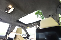 今回のテスト車「740d xDrive」には、電動ガラスサンルーフが標準装備となる。