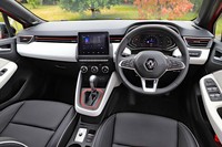 内装色は外装色に合わせてコーディネートされる。ホワイトの部分にはソフトパッドが使われ、従来モデルよりも全体の質感が飛躍的に高まった。