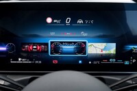 12.3インチの「コックピットディスプレイ」（＝液晶メーター）は表示パターンが多彩。2眼式表示の「クラシック」やデジタル表示のタコメーターが大映しになる「スポーティー」などが選べる。