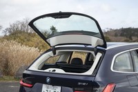 リアハッチはガラス部分だけを開け閉めできるようになっている。