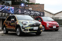 発表会場のエントランスに展示された、俳優・アーティストの片桐 仁氏が手作業でオリジナルペイントを施した世界に1台だけの「500X」（左）と「500」。