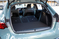 後席の背もたれは40：20：40の3分割式。外したトノカバーはフロアボードの下に収納できる。