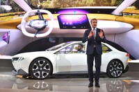 BMWの次世代車両の姿を示すとされるコンセプトカー「ビジョン ノイエクラッセ」。2023年9月に発表されたのに続き、今回アジア地域で初公開された。