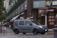 2代目「カングー」ならではの高い接地感と低重心感あふれるハンドリング性能はディーゼルエンジンでも健在だ。