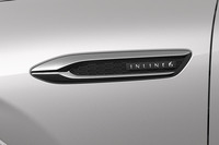 ボディーサイドに貼られた「INLINE6」のバッジが誇らしげ。