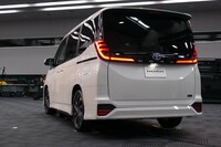 ボディーカラーは、「ノア」が「ホワイトパールクリスタルシャイン」（写真）を含む全7色、「ヴォクシー」が全6色となっている。