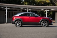 シャシーの下に駆動用リチウムイオンバッテリーがぶら下がっているため、マイルドハイブリッドモデルよりも車高が15mm高く（1565mm）、最低地上高が50mm低くなっている（130mm）。