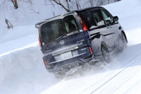 走りに関する点では、専用の空力パーツとサスペンションが特徴。ガソリン車では、最低地上高がベース車（スパーダ・Honda SENSING）より15mm低くなる。（写真はハイブリッド車）