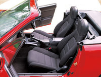 1989年9月の、デビュー当初のモデルのインテリア。当初モノグレードだった「ロードスター」のラインナップは、翌年の「Vスペシャル」を皮切りにさまざまな新グレード、および特別仕様車が設定された。