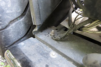 ボディーがプラスチックでできている「バイパー」は、普通のクルマよりアースが取れる場所が限られている。