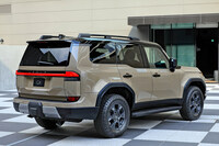 清水「実物はどうだったの？」　
	ほった「基本デザインが“250”なのでクロカンらしさは全開なんですが、それでいてちゃんとレクサス車にもなっている感じでした。『LX』よりモノとしてまとまっている印象でしたよ」　
	（写真：荒川正幸）