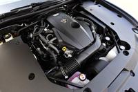 優れた燃費性能と豊かなトルク特性をセリングポイントとする2リッター直4ターボエンジン。14代目「クラウン」と同じものが採用されている。