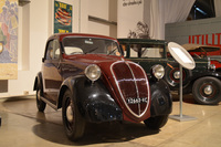 当時のイメージカラーだった赤／黒のツートンにペイントされた「トポリーノ（Topolino）」こと初代「フィアット500」。フォルムと配色が世界一有名なキャラクター、ミッキーマウスを想起させる。ちなみにイタリアではミッキーマウスをトポリーノ、ドナルドダックを「パペリーノ（Paperino）」と呼んでいる。