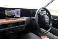 上級グレード「アドバンス」には自動駐車機能「Hondaパーキングパイロット」も搭載。操舵、アクセル／ブレーキ、前進／後退の切り替えと、すべての操作をシステムがこなしてくれる。