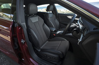 上級グレードの「2.0 TFSIクワトロ スポーツ」には、部分的に革を用いたスポーツシートが装着されている。