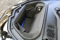 フロントにはスタンダードモデルと同様にトランクが設けられているが、ラジエーターの増設に伴い、リアトランクと同じく熱を持つようになってしまった。
