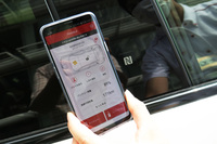 ドアのアンロックは、車載のセンサーに専用アプリをインストールしたスマホをかざすだけでOK。カーシェアリングなどにも活用できそうなアイデアである。