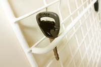 瞬間接着剤で修復・乾燥中のキー。供給が怪しい高額商品のクセに壊れやすいことから、オーナー間で不満のタネとなっているこのアイテム。実は記者のもとに来た段階で、すでに破壊された痕跡があった。普段使い用に、スペアキー作ろうかな？