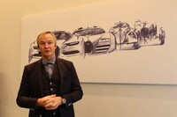 国内初披露の場には、ブガッティ・リマックのデザインディレクター、アヒム・アンシャイト氏の姿も。マスキングテープを使ってキャラクターラインの特徴を説明するなど、デザインの見どころを熱心に紹介した。