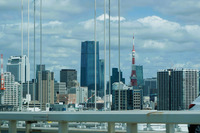 レインボーブリッジから見た東京タワーと麻布台ヒルズ森JPタワー。遠くから眺めれば、ほとんど隣といえる距離感である。