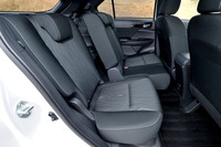 後席は最大200mmの前後スライドが可能。また背もたれには9ポジション（傾斜角は16度から32度まで）のリクライニング機構が備わる。