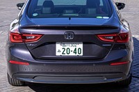 なだらかな角度と広い面積を持つリアウィンドウから、一見するとハッチバックのようにも見える「インサイト」のリアビュー。独立したトランクを持つ、セダンボディーのみのラインナップとなる。