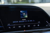 オーディオシステムの操作は、16.9インチの巨大なタッチスクリーン（写真）と、センターコンソールのコントローラーで行う。